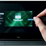 teknisi jaringan memperbaiki kabel fiber optic di belakang router zte