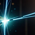 Teknisi menyambungkan core kaca fiber optik di lapangan.