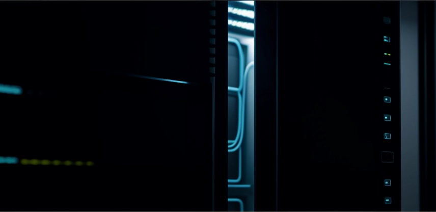 Tim teknisi jaringan fiber optik melakukan penyambungan kabel di server room