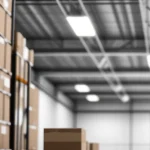 pemancar access point ceiling mount putih modern terpasang rapi di plafon ruang gudang yang penuh rak barang