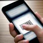 orang yang sedang memindai kode qris dari kertas tagihan internet menggunakan smartphone