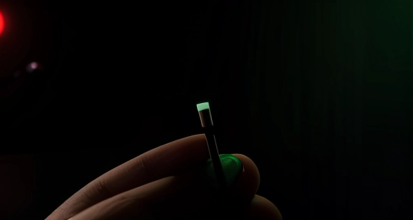 tangan teknisi memegang alat lan tester elektronik mendiagnosa kabel tembaga