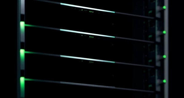 Perangkat keras OLT GPON dan tumpukan modem ONT berbagai merk di rak server Data Center