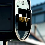 Teknisi menyambung kabel drop core ke ODP Splitter 1:8 untuk distribusi pelanggan GPON
