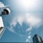 tiga panel antena sektoral putih terpasang tinggi di tiang besi tower triangle